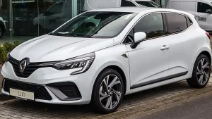 Poliisi löysi avaimet autosta ja otti ne talteen. Muutamaa tuntia myöhemmin omistaja ilmoitti autonsa varastetuksi.