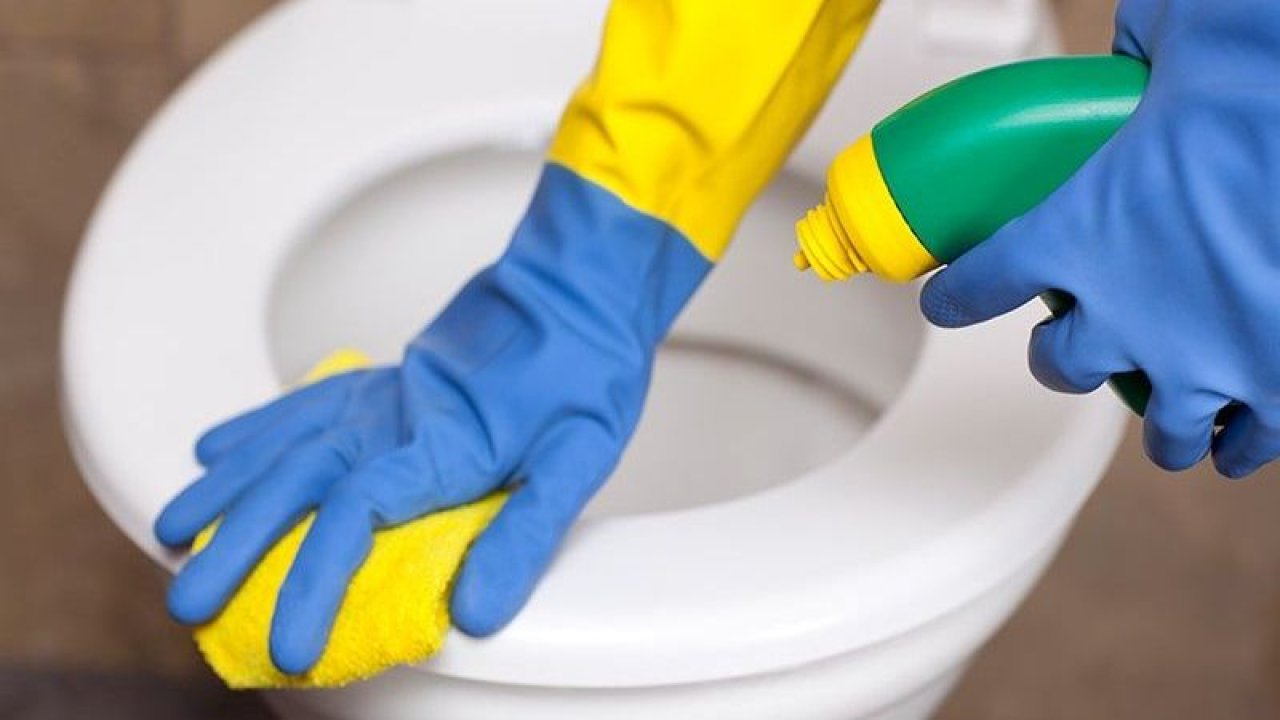 Ilman valkaisuaineita ja ruokasoodaa: paras tapa poistaa tahrat pesualtaista ja wc-pöntöistä.