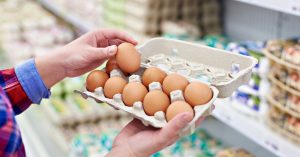 Asiantuntijat testasivat supermarketeista ostettuja munia. He suosittelevat voimakkaasti, ettei tunnettujen supermarkettiketjujen munia käytetä.