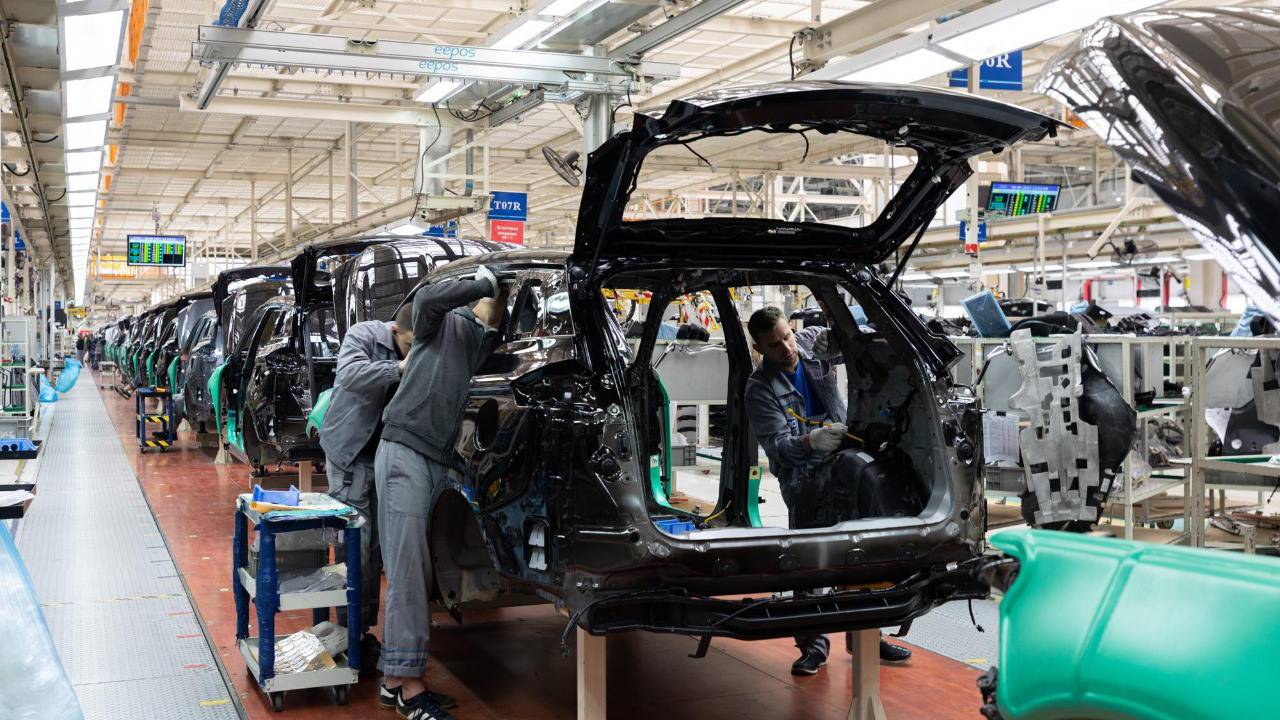 Euroopassa joudutaan sulkemaan kahdeksan autotehdasta ja antautumaan kiinalaisille autoille