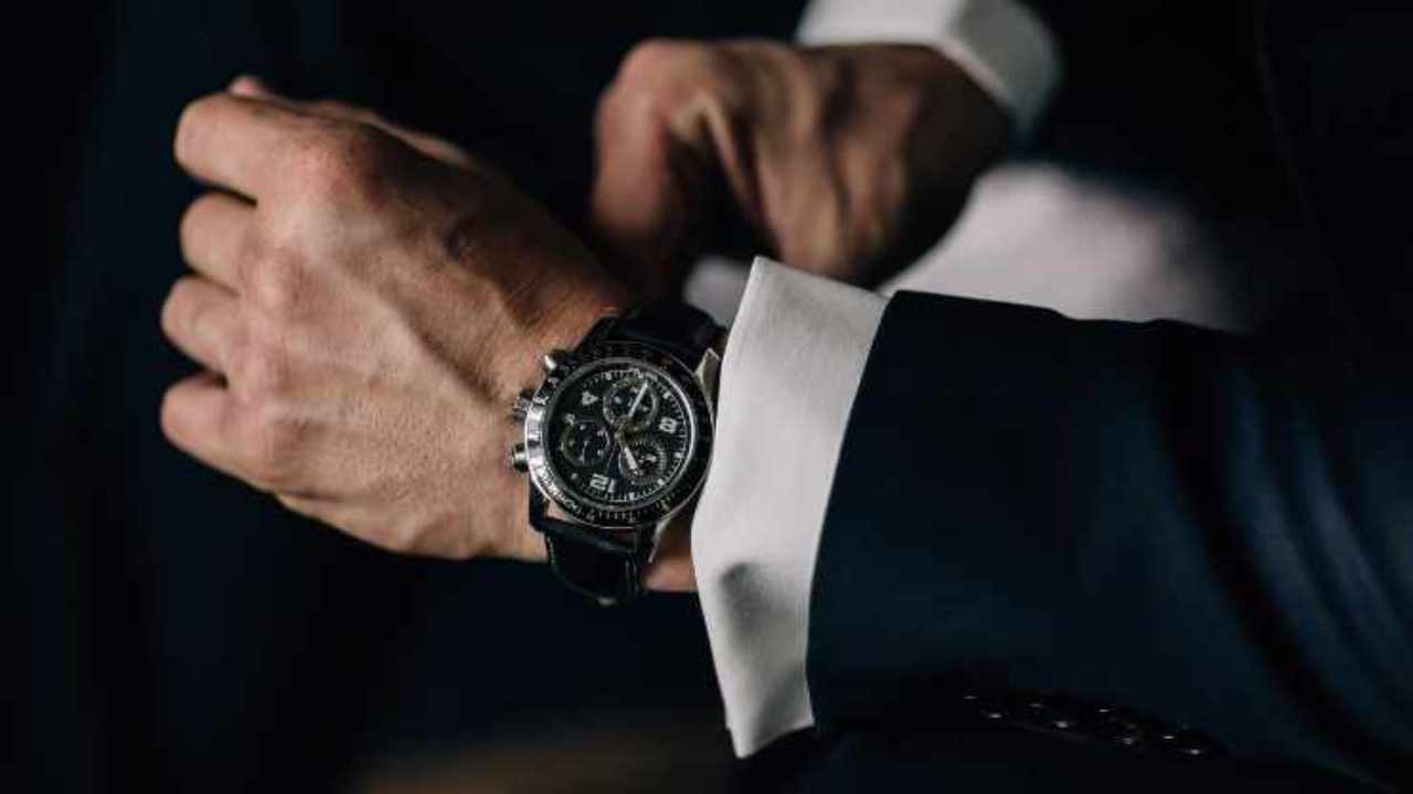 Hän saapui maan lentokentälle mukanaan yli 105 000 euron arvosta ylellisiä kelloja ja vaatetustarvikkeita. Hänelle määrättiin suuri sakko, ja hän joutui maksamaan lähes 20 000 euroa veroja.