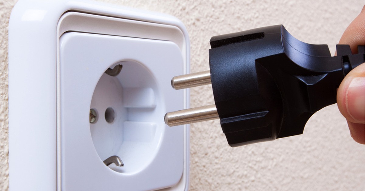 Uusien pistorasioiden asentamisen todellisuus kotona, sähköasentajan mukaan: ”Aiemmin se maksoi 30 euroa pistorasiasta, nyt noin 50 euroa”.