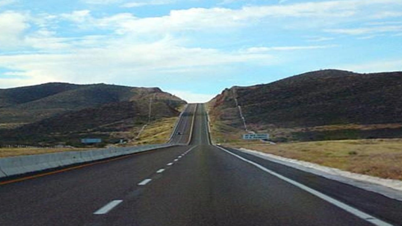 Maailman pisin suora tie on todellinen mielen koetus: 240 kilometriä ilman mutkia, keskellä aavikkoa ja kuorma-autojen virrassa.