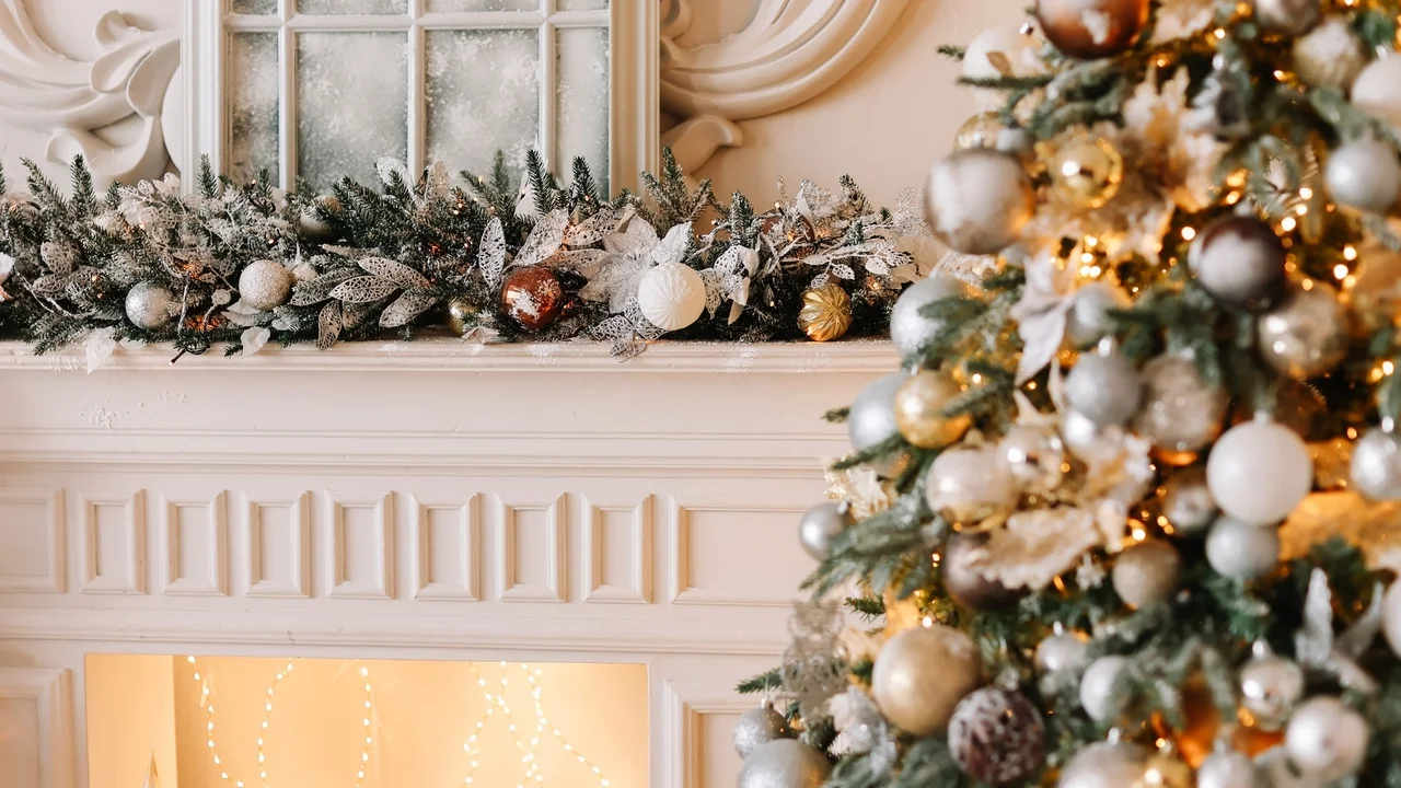 Ei pyöreitä eikä neliönmuotoisia keskielementtejä: uusi trendi vuodelle 2025 tämän uudenvuoden 2026 koristeluun