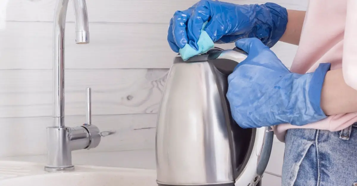 Kaada tämä teekannuun etikan tai kalkinpoistoaineen sijaan. Kalkkijäämiä ei jää jäljelle.