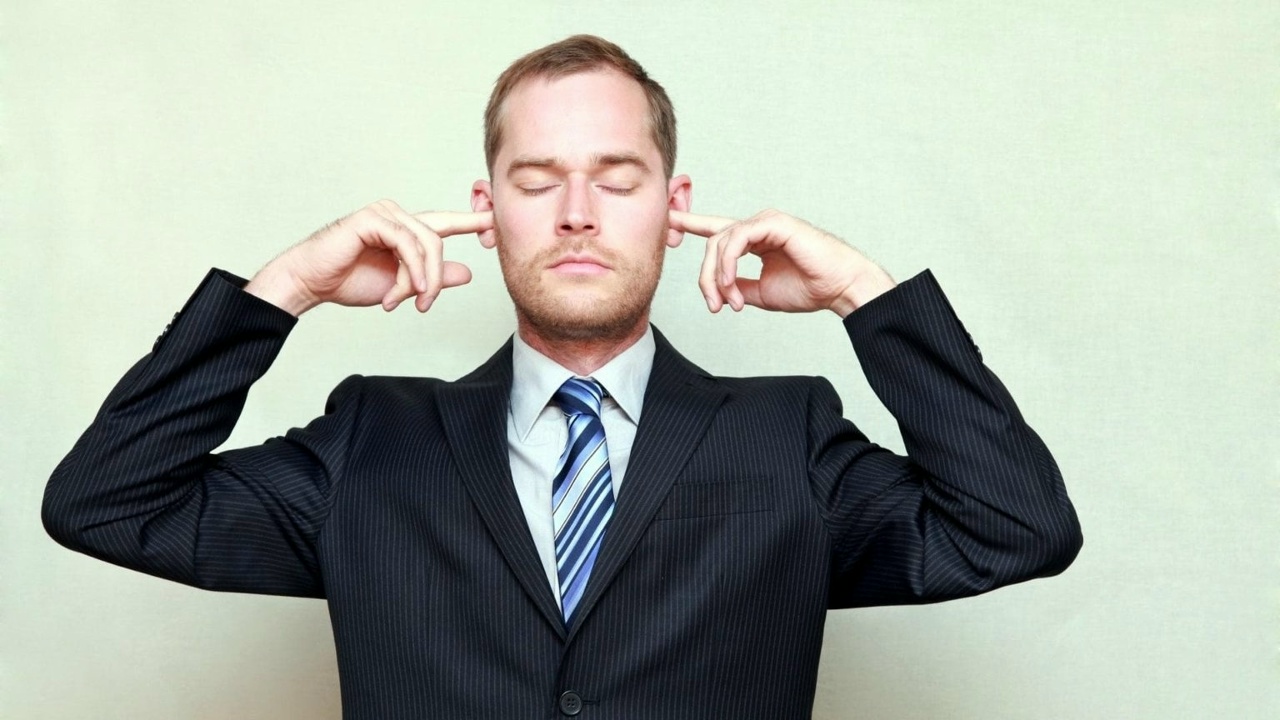 Mitä psykologian mukaan tarkoittaa, kun ihminen on aina hiljaa välttääkseen konflikteja