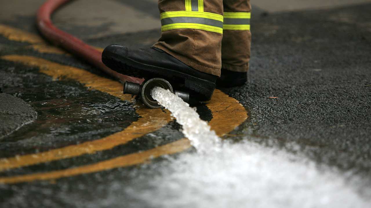 Ei suolaa, ei kemikaaleja: tässä maassa käytetään suolavettä estämään teiden ja lentokenttien jäätymistä.