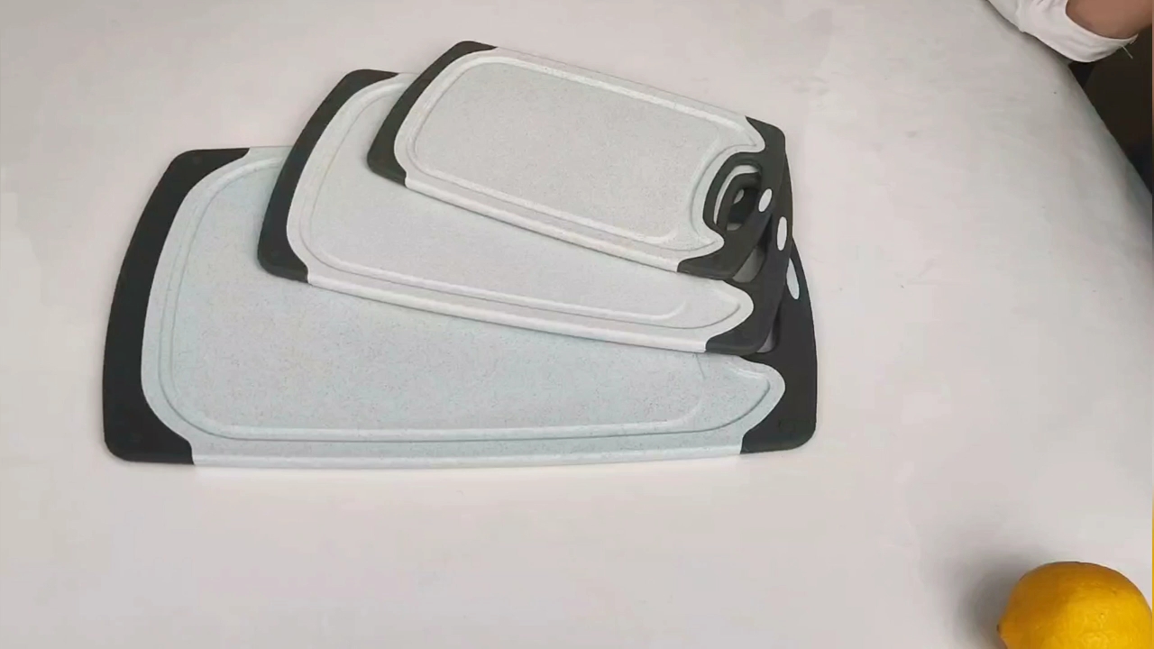 Kuinka puhdistaa muovinen leikkuulauta niin, että se on täysin puhdas ja tahraton.