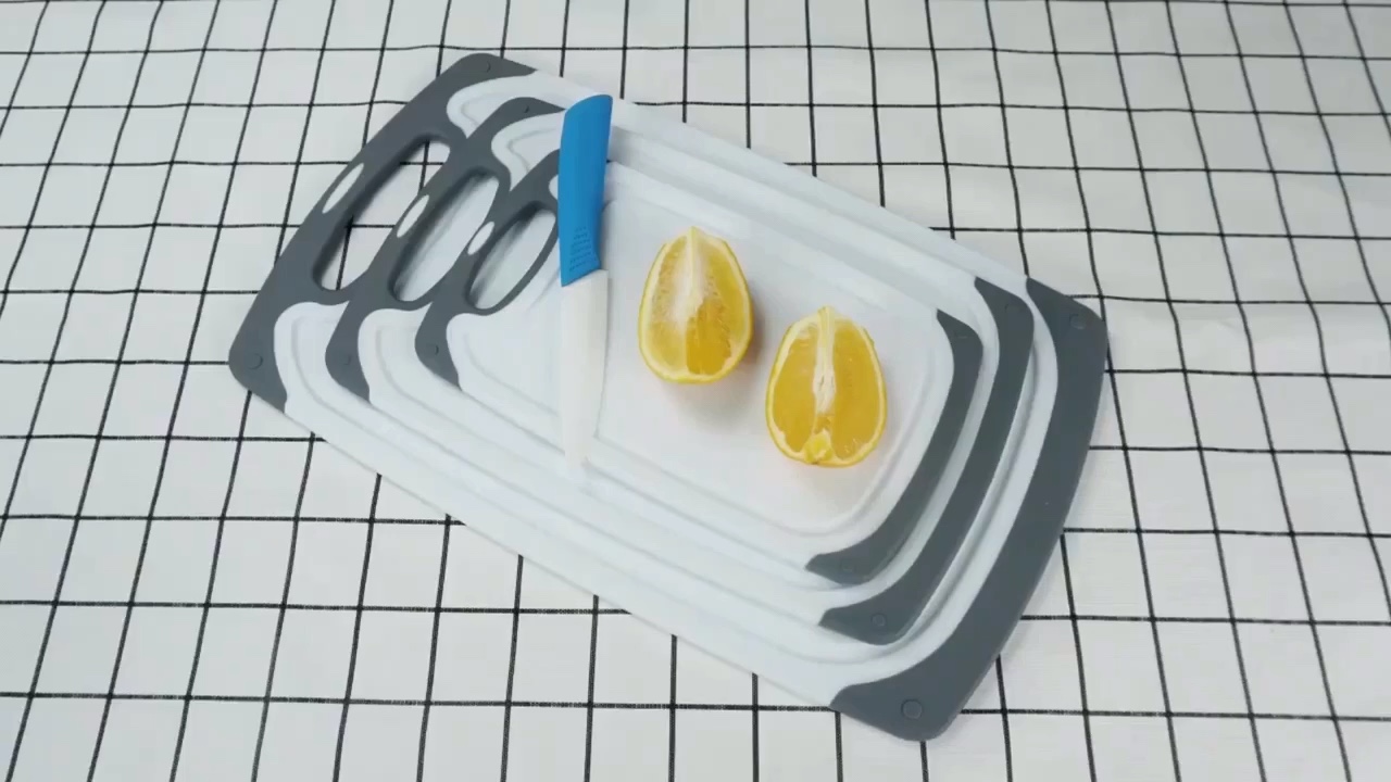 Kuinka puhdistaa muovinen leikkuulauta niin, että se on täysin puhdas ja tahraton.