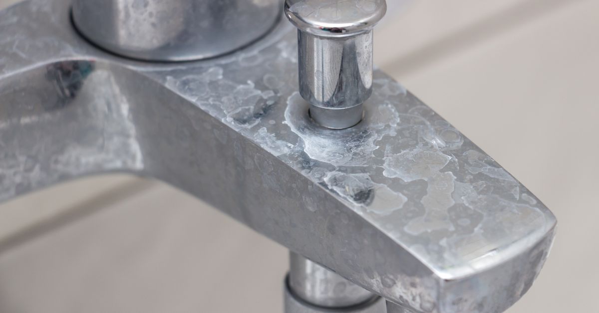 Tämä on tehokkain tapa poistaa kalkkikertymät hanoista ja wc-istuimista ilman etikkaa ja ruokasoodaa.