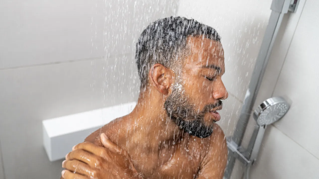 Psykologia väittää, että ihmiset, jotka käyvät suihkussa illalla eikä aamulla, ajattelevat eri tavalla: tässä on 10 tapaa tehdä niin