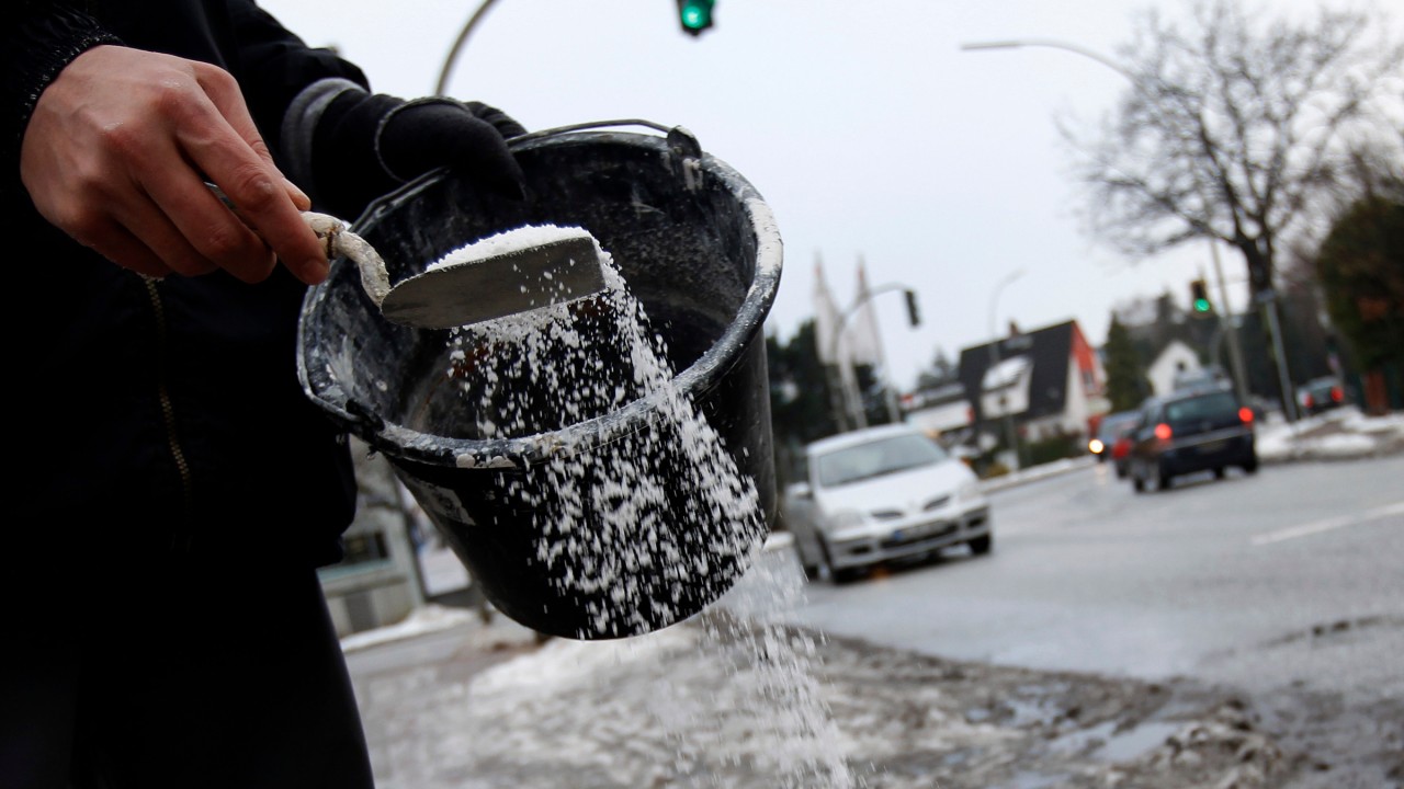 Ei suolaa, ei kemikaaleja: tässä maassa käytetään suolavettä estämään teiden ja lentokenttien jäätymistä.