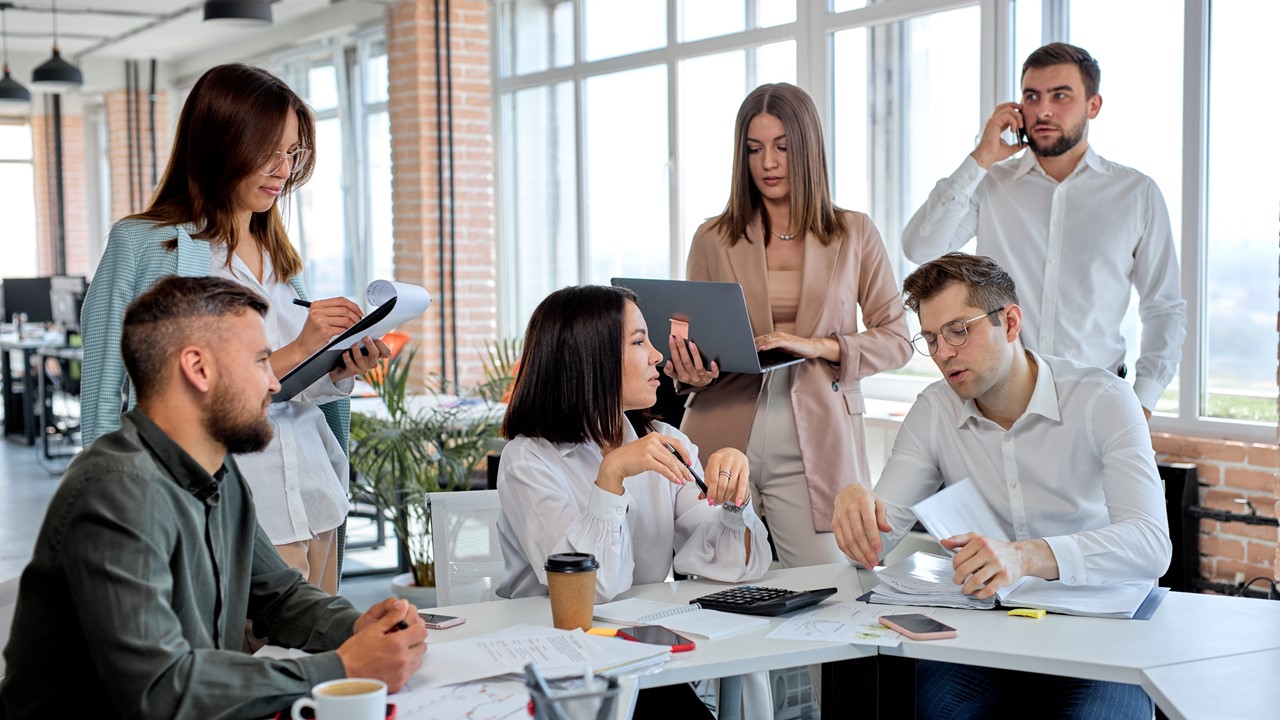 Isäni palkkasi minut töihin yritykseensä. Kun hän aikoi maksaa minulle palkkaa, hän sanoi, että perheenjäsenet ovat velvollisia auttamaan toisiaan ilman korvausta.