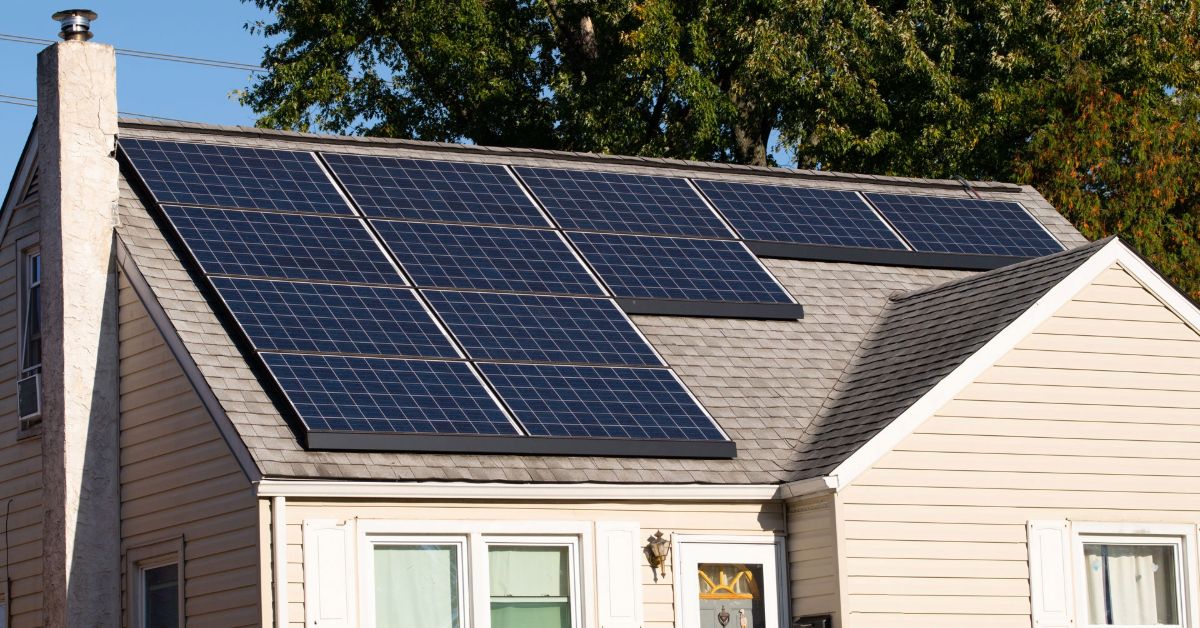 Kuinka paljon aurinkopaneelien asentaminen kotiin maksaa ja kuinka paljon sillä voi säästää Suomessa?