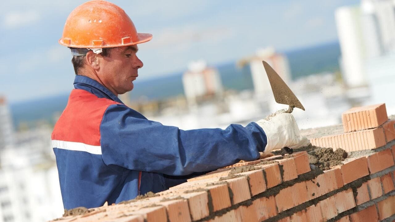 62-vuotias muurari Pepe Cañas: ”Aiemmin muurarin kanssa naimisiinmeno tarkoitti köyhyyttä, mutta nykyään hänellä on hyvä palkka ja vakaa taloudellinen tilanne.”