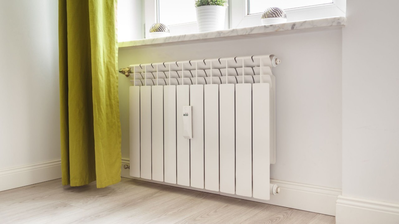 Miksi patterit ovat kylmiä alaosasta? Tämä yksinkertainen tapa ratkaisee epätasaisen lämmityksen ongelman.