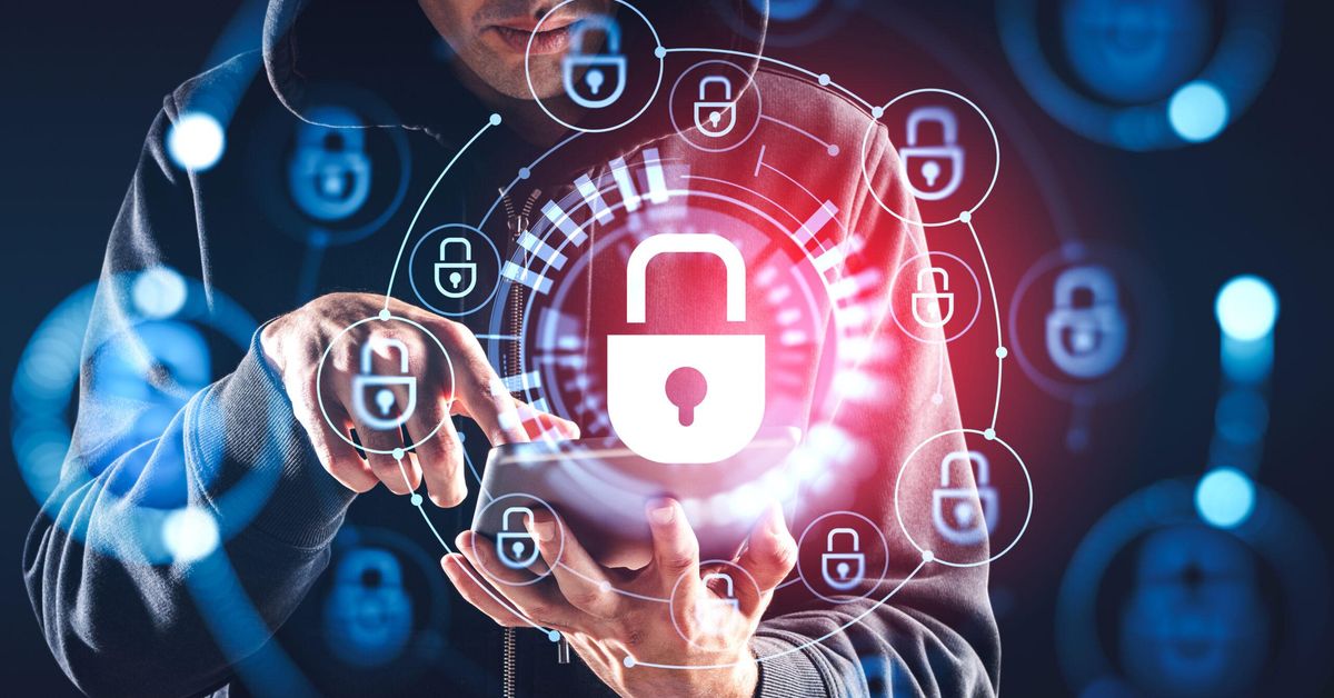 Matkapuhelimen uudelleenkäynnistäminen tai sammuttaminen: FBI:n suosittelema suojautumiskeino kyberhyökkäyksiltä.