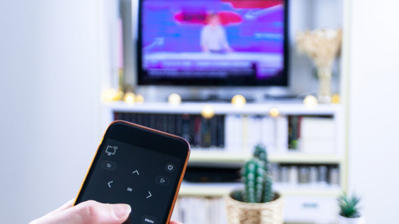 Kuinka yhdistää puhelin televisioon langattomasti tai elokuvien katseluun tarkoitettujen sovellusten avulla tänä jouluna