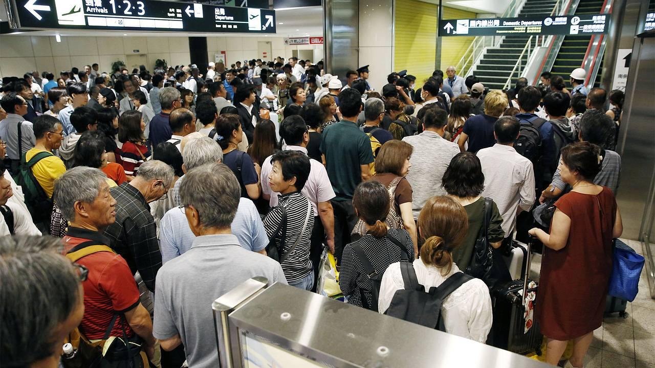 Tuhannet matkustajat joutuivat poistumaan Japanista Boeing 755 -lentojen peruutusten vuoksi Hokkaidossa, Tokiossa, Osakassa, Kyushussa ja Tohokussa sekä muissa kaupungeissa, mikä aiheutti häiriöitä ANA Wingsin, ANA:n, JAL:n, Air Do, Peach Aviation ja muiden lentoyhtiöiden toiminnassa Hanedassa, New Titosessa, Fukuokassa, Itamissa, Sendassa ja Kagoshimassa.