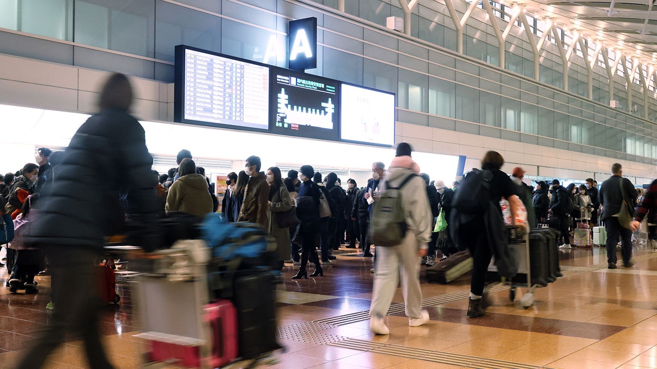 Tuhannet matkustajat joutuivat poistumaan Japanista Boeing 755 -lentojen peruutusten vuoksi Hokkaidossa, Tokiossa, Osakassa, Kyushussa ja Tohokussa sekä muissa kaupungeissa, mikä aiheutti häiriöitä ANA Wingsin, ANA:n, JAL:n, Air Do, Peach Aviation ja muiden lentoyhtiöiden toiminnassa Hanedassa, New Titosessa, Fukuokassa, Itamissa, Sendassa ja Kagoshimassa.