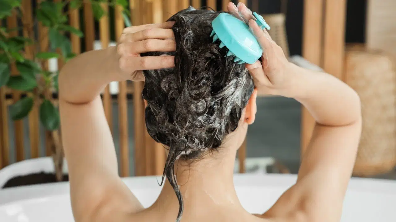 Ei kerran viikossa, ei kerran kahdessa päivässä: ihotautilääkäri selittää, kuinka usein hiukset tulisi pestä.