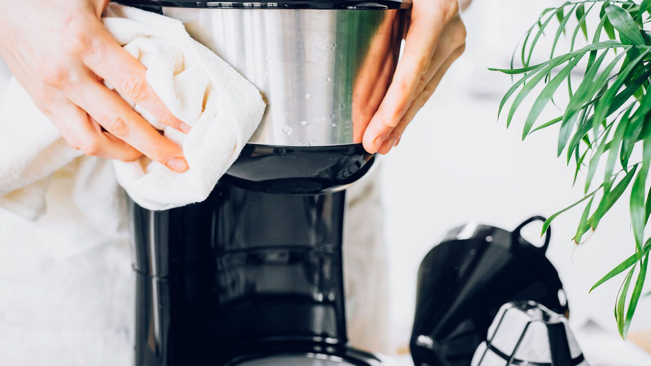 Kuinka puhdistaa kahvinkeitin oikein ja estää kalkin ja sakkautumisen muodostuminen: miten se tehdään.