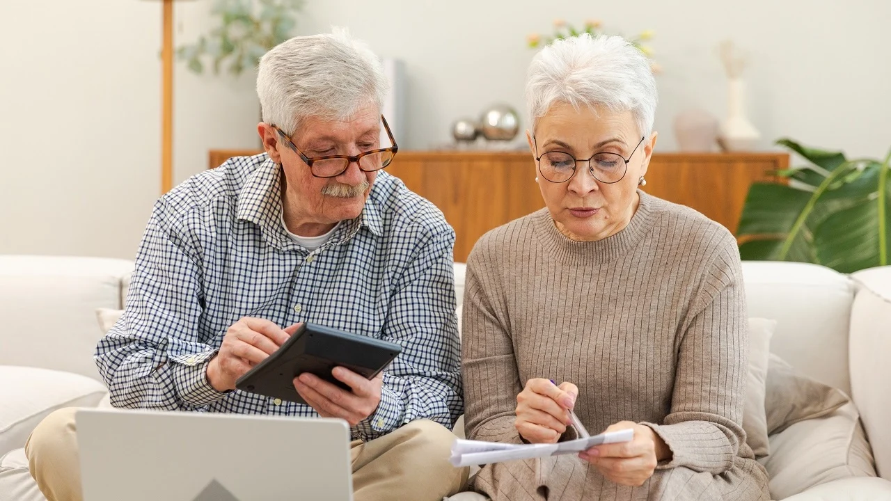 Eläkeiän alentaminen on nyt virallisesti vahvistettu: tästä lähtien naiset jäävät eläkkeelle 56-vuotiaina ja miehet 58-vuotiaina.