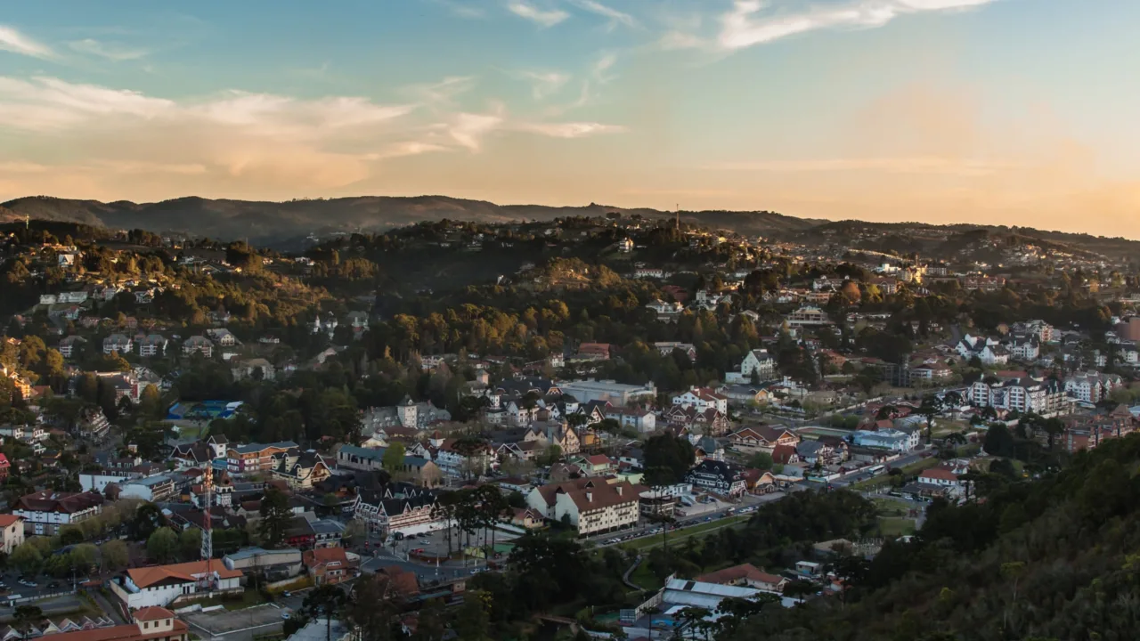 Maan korkeimmalla sijaitseva kaupunki: yli 1600 metrin korkeudessa merenpinnasta sijaitseva kaupunki on pilvien yläpuolella ja kohtaa maan ainutlaatuisia taloudellisia ongelmia.