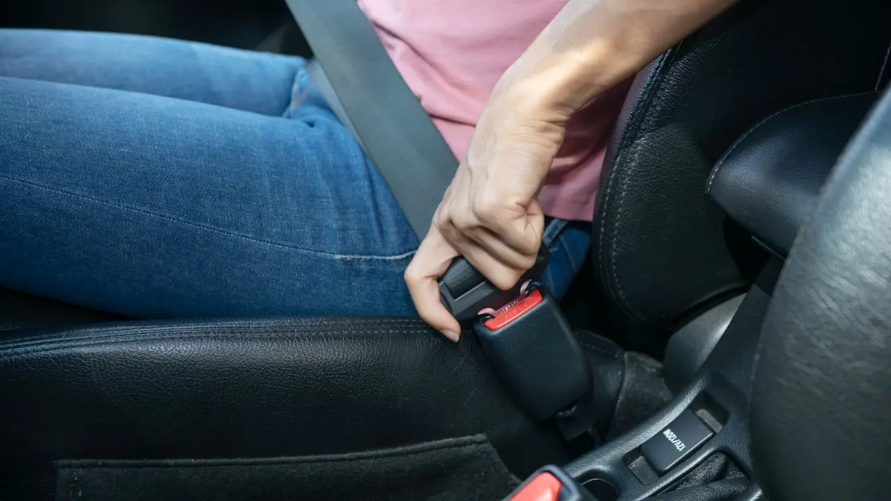 Auto: Miksi takapenkillä on käytettävä turvavöitä, vaikka siellä ei ole matkustajia?