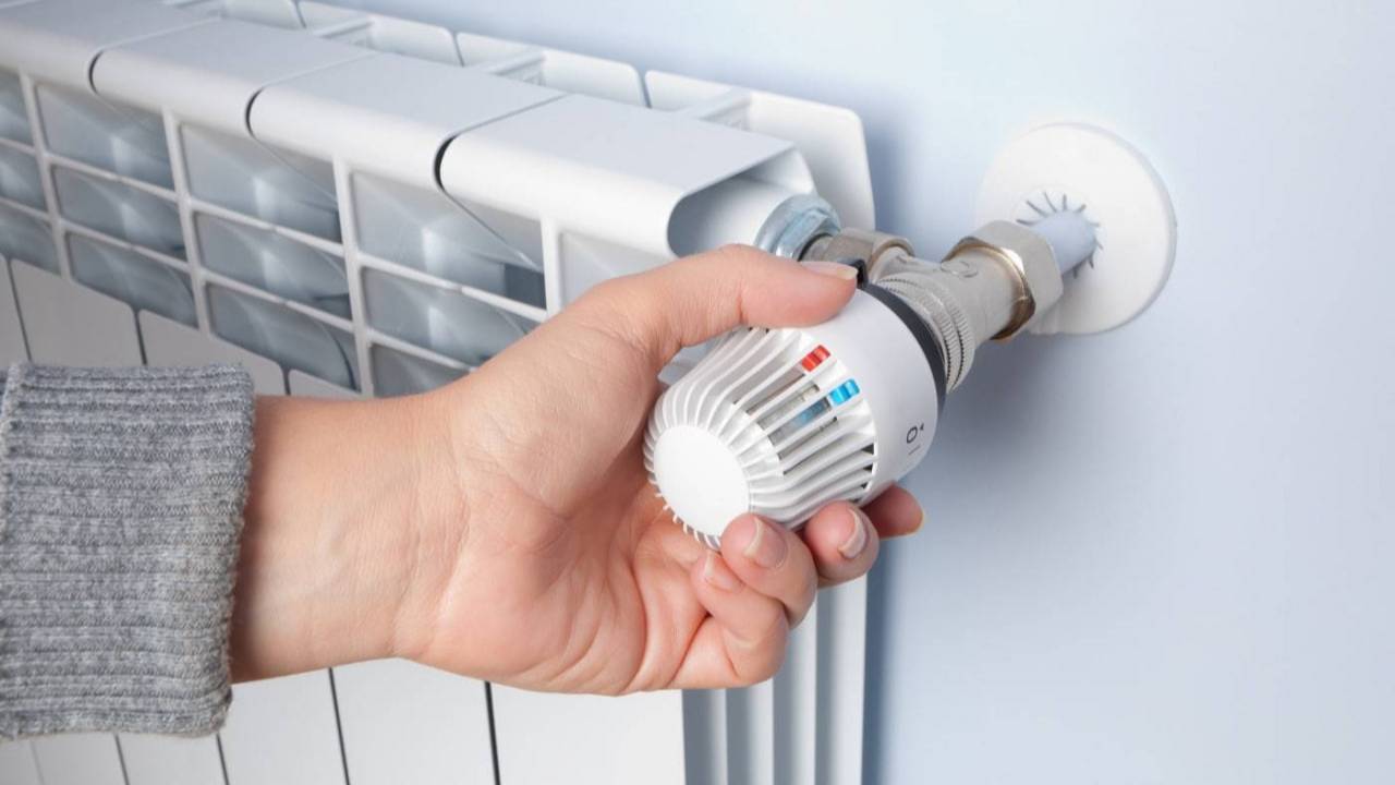 Miksi patterit ovat kylmiä alaosasta? Tämä yksinkertainen tapa ratkaisee epätasaisen lämmityksen ongelman.