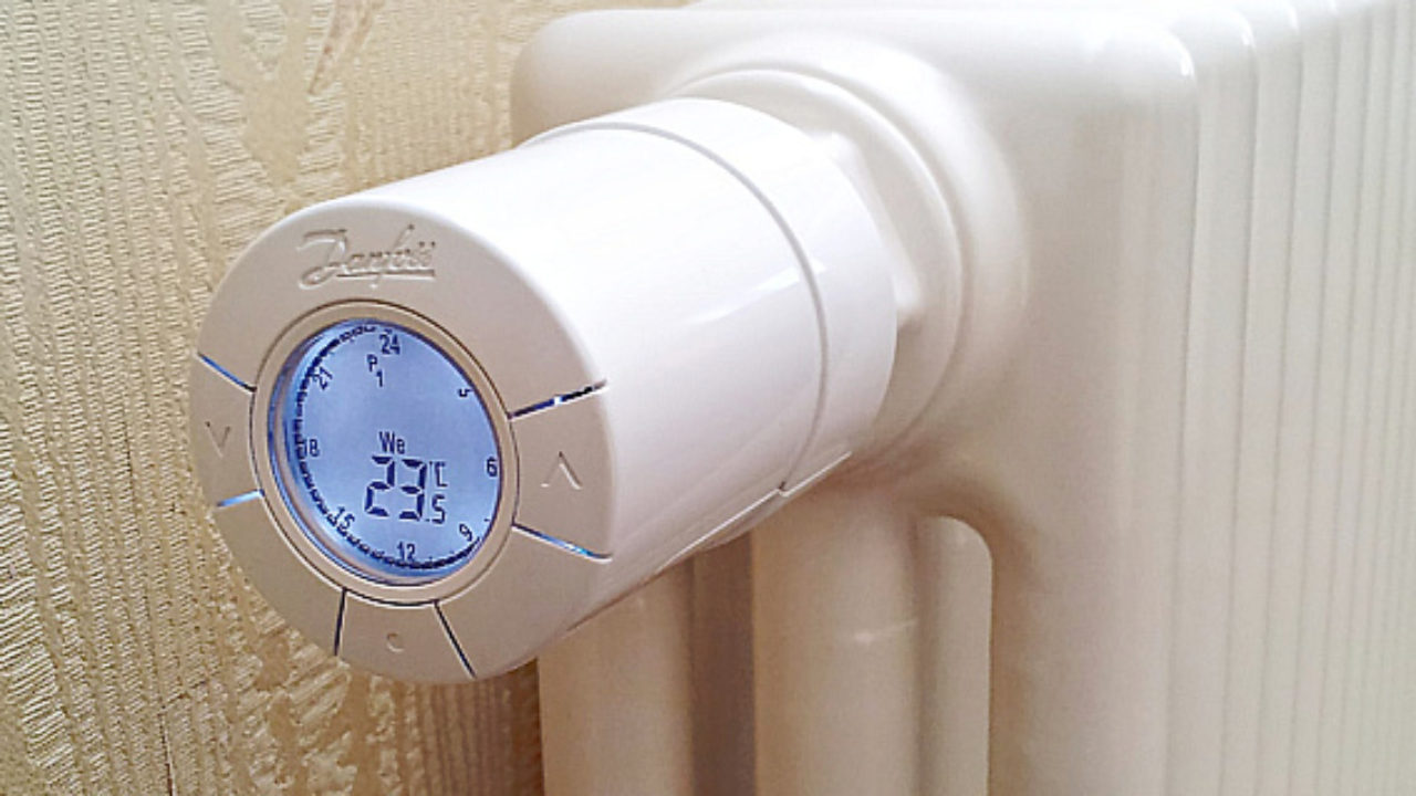 Kannattaako termostaatin lämpötilaa laskea yöksi? Energia-asiantuntija: ”Sekä ilmaston että laskun vuoksi”.