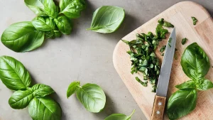 Basilikalehtien ja sitruunankuoren paistaminen: miksi se on suositeltavaa ja mihin se on hyödyllistä.