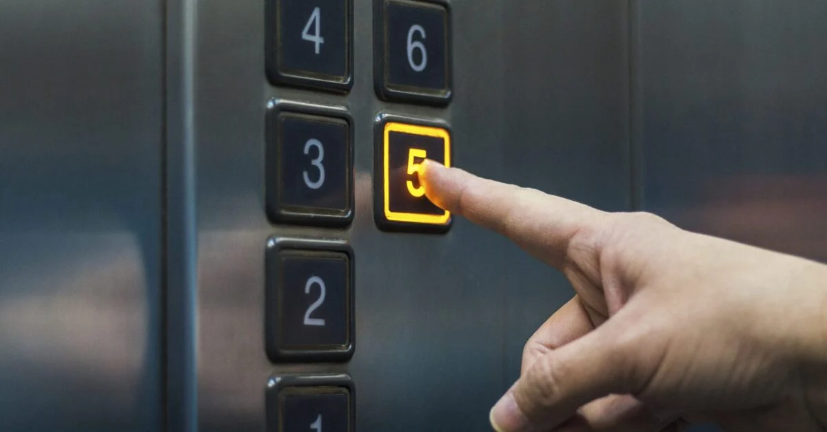 Kun käyt hississä, mitä painat ensin: oven sulkemispainiketta vai kerrospainiketta? Erään japanilaisen yrityksen johtaja sanoo: ”Tämä pieni teko määrittää, kuinka hyvin osaat organisoida työympäristösi.”