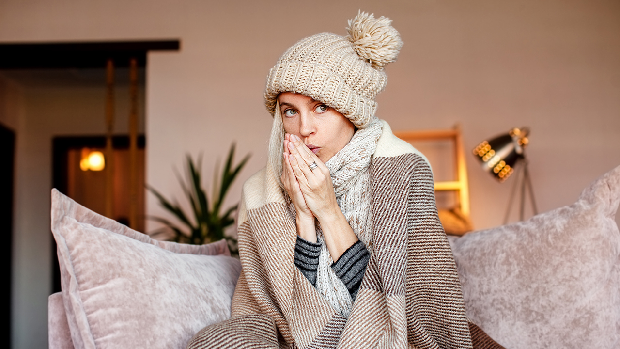 Kannattaako termostaatin lämpötilaa laskea yöksi? Energia-asiantuntija: ”Sekä ilmaston että laskun vuoksi”.