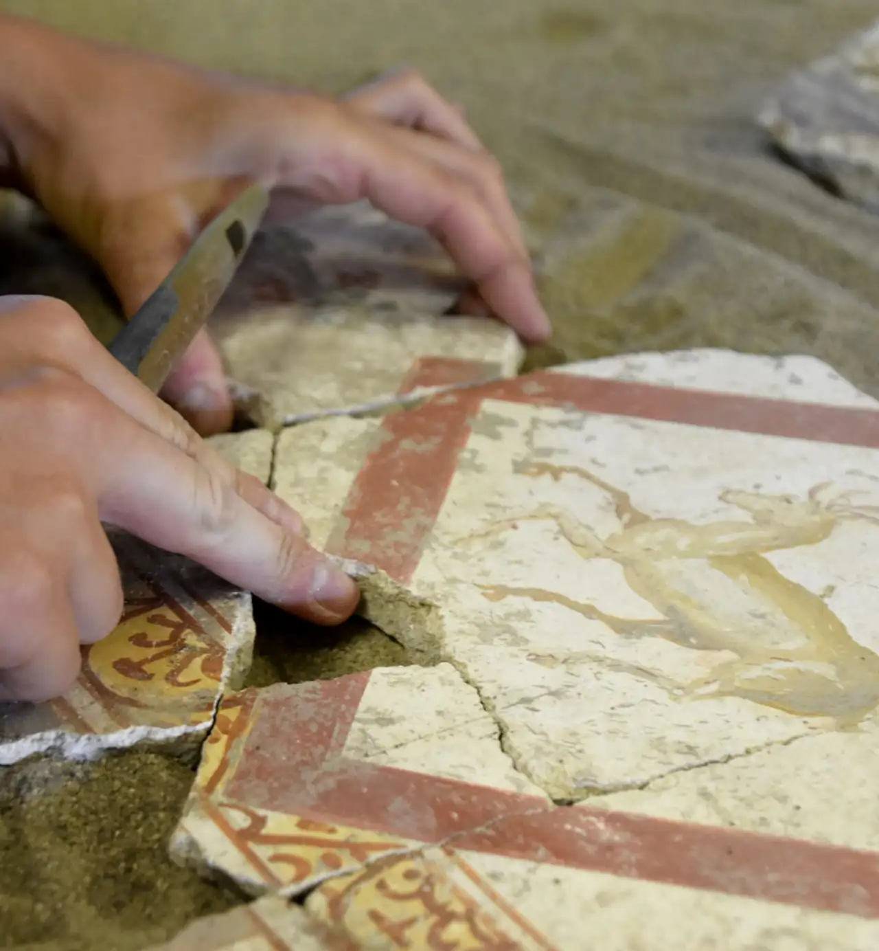 Tekoälyllä varustettu robotti rekonstruoi Pompejin fragmentoituneet freskot: näin se ”herättää henkiin” 2000 vuotta sitten tuhoutuneet roomalaiset maalaukset.