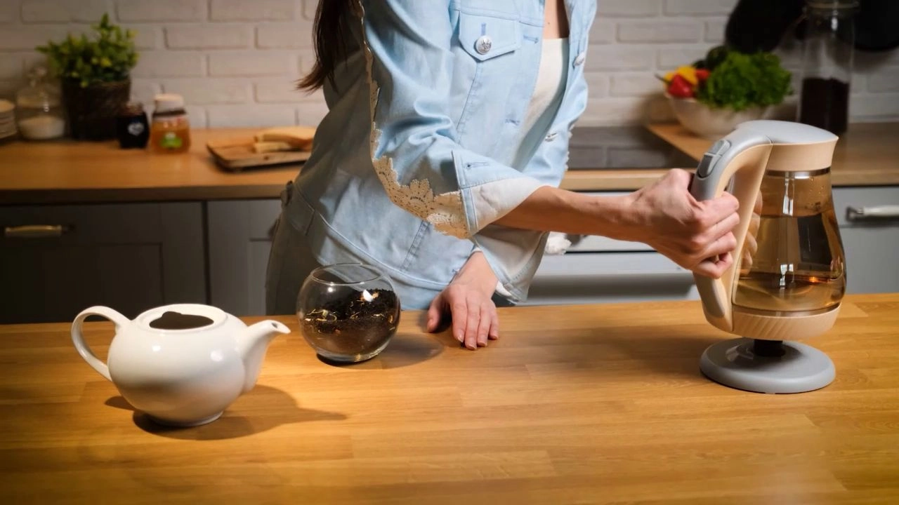 Asiantuntijat muistuttavat meitä yhdestä tärkeästä periaatteesta, jota on noudatettava, kun keitetään vettä sähkövedenkeittimessä, mutta jota useimmat ihmiset eivät noudata.