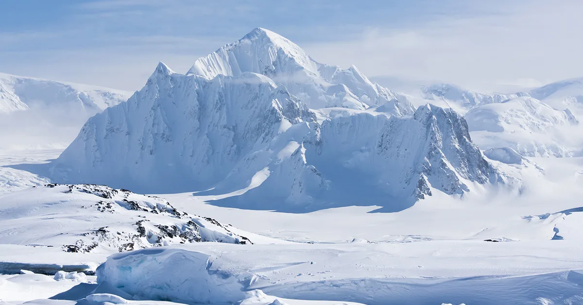 Myytin ja tieteen välissä: tämä on Terror-vuori, joka kohoaa Antarktiksen yläpuolella ja kätkee sisäänsä tarinoita pioneereista ja unohtumattomista urotöistä.