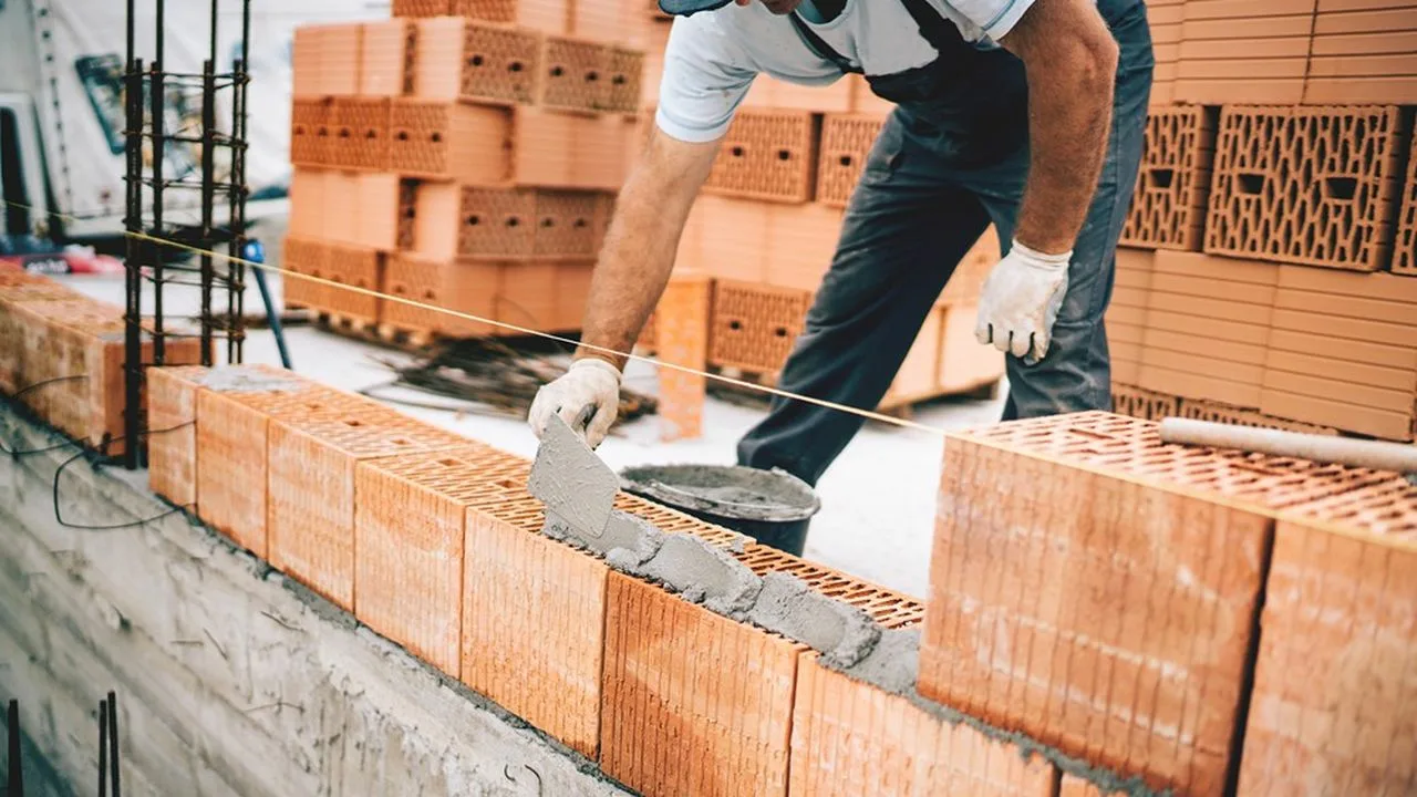 62-vuotias muurari Pepe Cañas: ”Aiemmin muurarin kanssa naimisiinmeno tarkoitti köyhyyttä, mutta nykyään hänellä on hyvä palkka ja vakaa taloudellinen tilanne.”