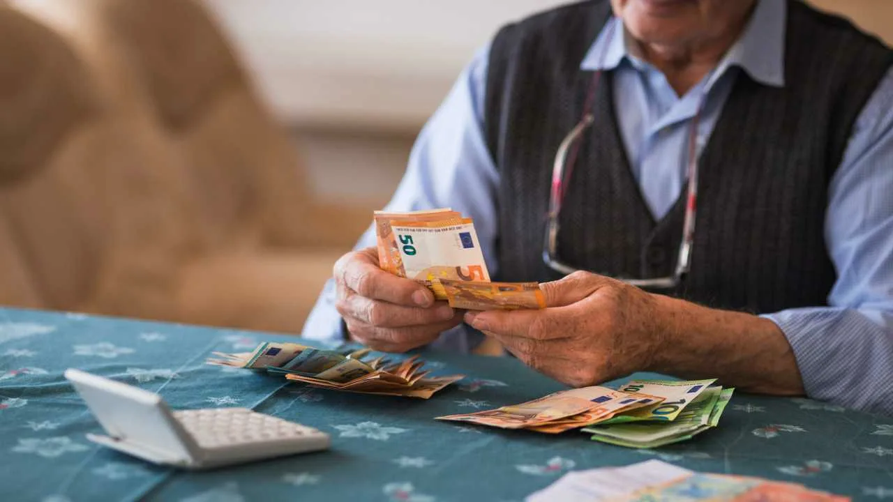 Tässä maassa isoisä keräsi 450 000 euroa pojanpojalleen, mutta tuomioistuimen päätöksen mukaan työvoimatoimisto on velvollinen maksamaan hänelle työttömyyskorvausta.