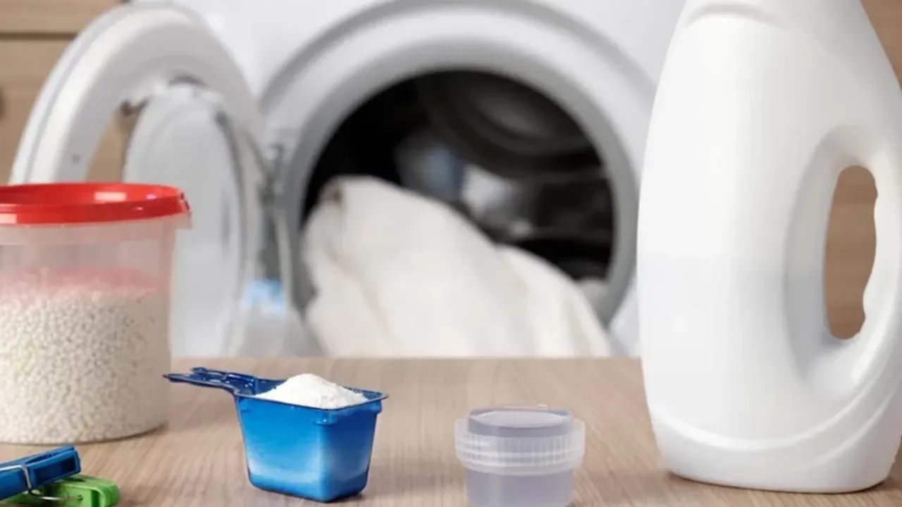 Pesuaineen ja suolan sekoittaminen pesukoneessa: miksi se on tarpeen ja miksi se on niin tärkeää.