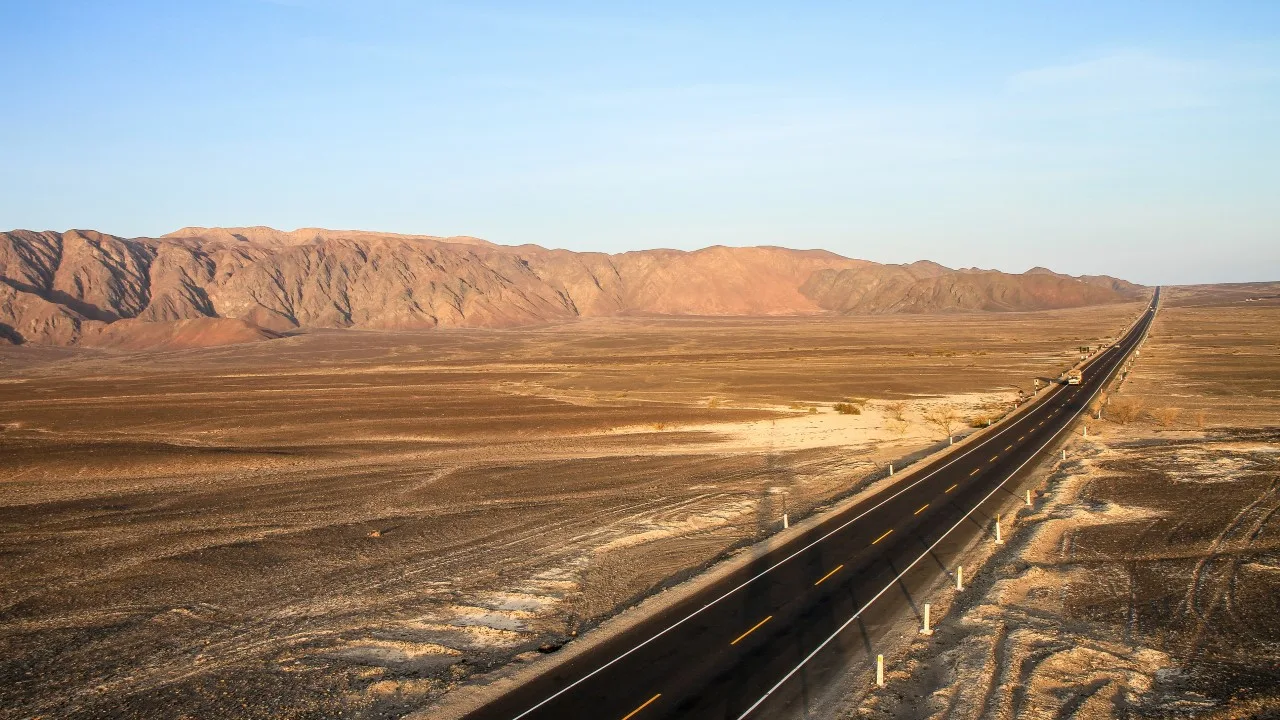 Maailman pisin suora tie on todellinen mielen koetus: 240 kilometriä ilman mutkia, keskellä aavikkoa ja kuorma-autojen virrassa.
