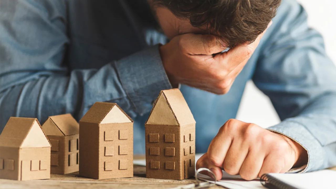 Traedy-kyltin teksti 16 000 dollarin arvoisella aidalla korostaa huolestuttavaa suuntausta asuntomarkkinoilla: ”Jatkuvia tekosyitä”.