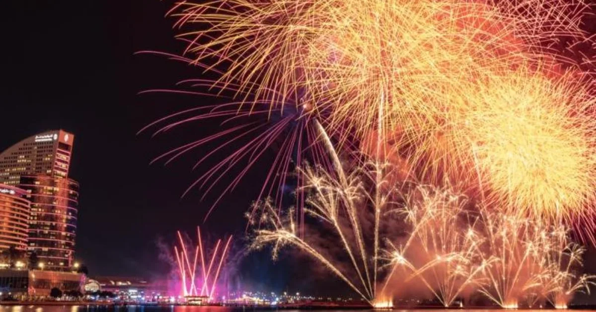 Uudenvuoden ilotulitus Arabiemiirikunnissa: Al-Wasba valaisee taivaan 62 minuutin show'lla.