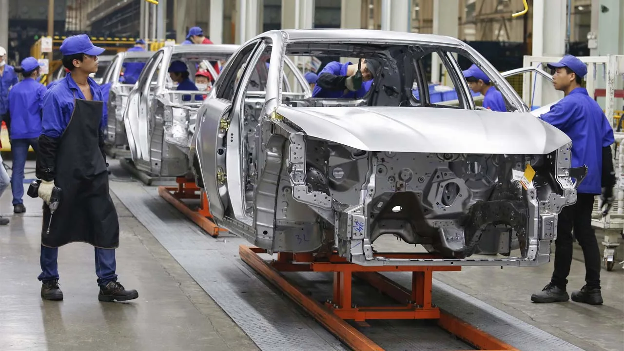 Euroopassa joudutaan sulkemaan kahdeksan autotehdasta ja antautumaan kiinalaisille autoille