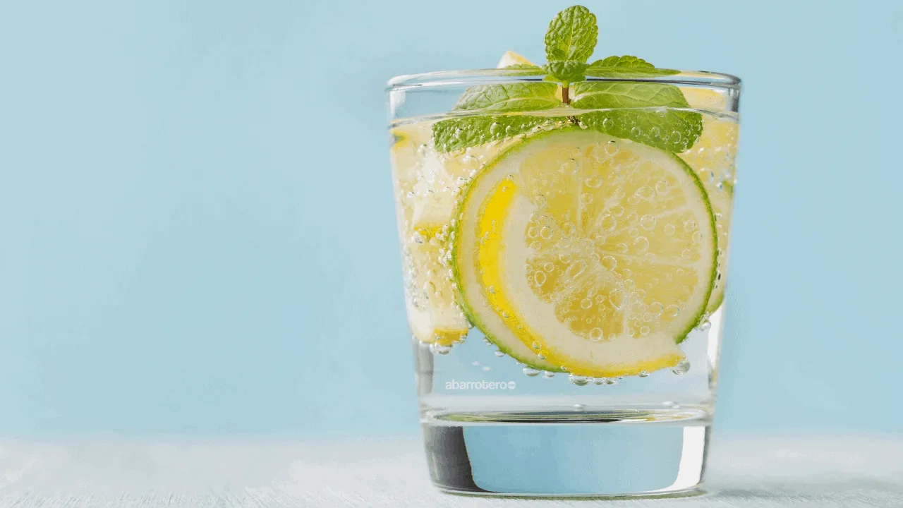 Kuinka juoda sitruunavettä talvella oikein? Opi juomaan sitruunavettä, jolla on viilentävä vaikutus, jotta et palellu.