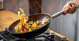 Tämä paistinpannu on valloittanut parhaiden kokkien sydämet! Se johtaa lämpöä erinomaisesti eikä ruoka tartu siihen kiinni.