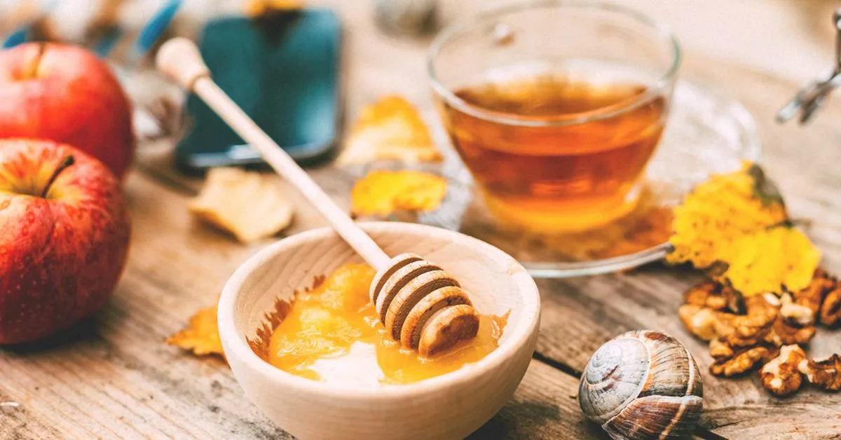 Voiko hunajaa lisätä kuumaan teeseen? Tutkijat ovat kumonneet nämä epäilyt.