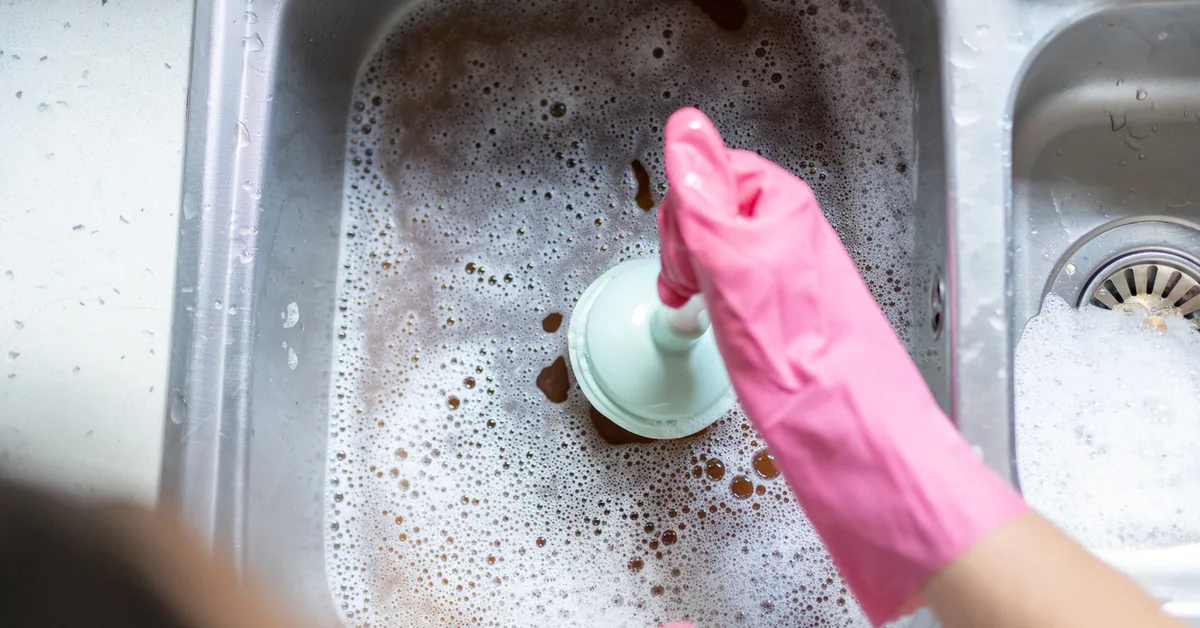 Kaada puoli lasillista, ja viemäriputken tukos puhdistuu itsestään! Parempi kuin etikka ja sooda.