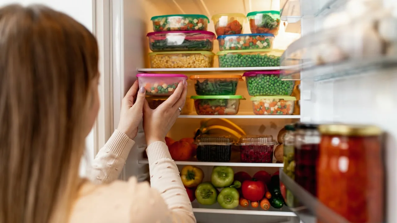 Kuinka välttää epämiellyttäviä hajuja jääkaapissa? Kuinka säilyttää jouluateriat?