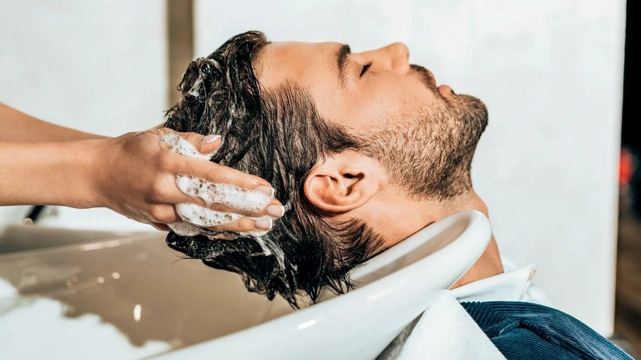 Ei kerran viikossa, ei joka toinen päivä: ihotautilääkäri kertoo, kuinka usein hiukset tulisi pestä